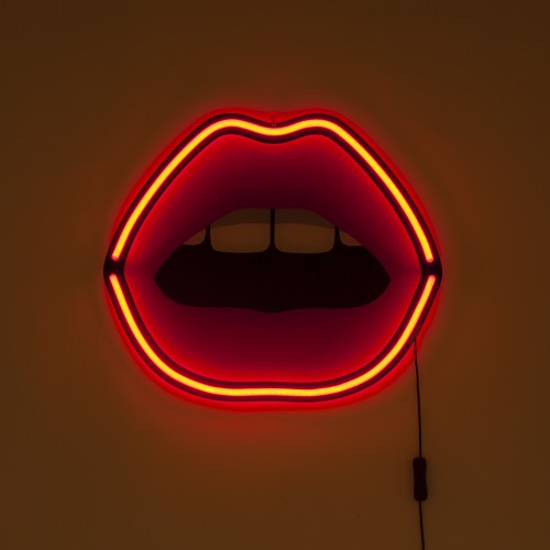 Seletti Blow Mouth LED Wandleuchte: Rote Lippen mit Neon-Umrandung als dekorative Wandlampe.