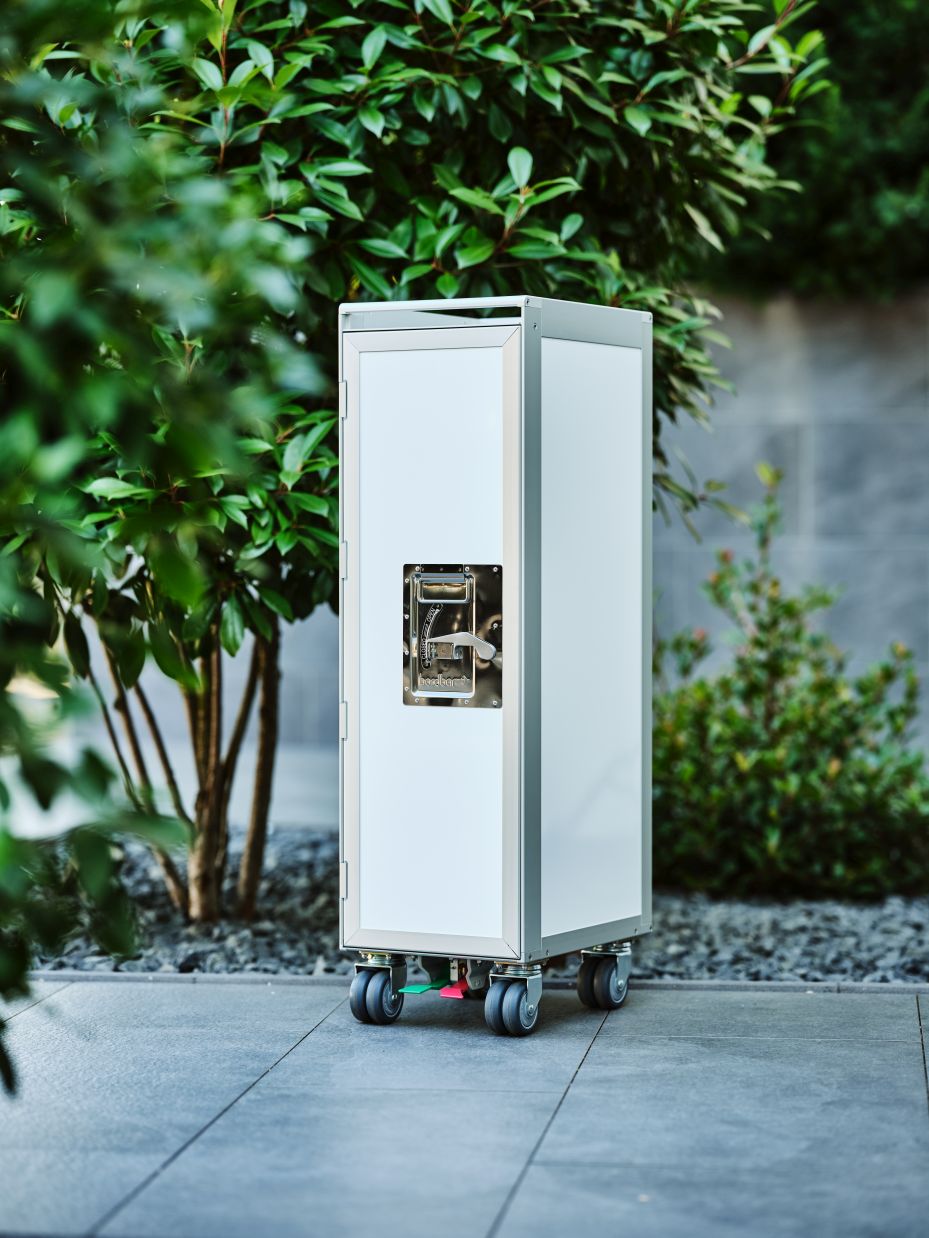 Schwarzer Flugzeugtrolley mit transparenter Tür, Onecolor Bordbar, ideal als mobile Bar oder Stauraum.