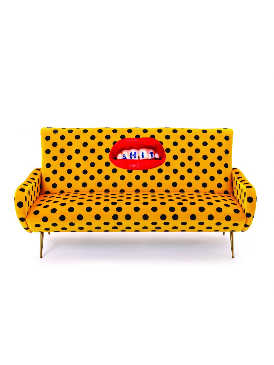 Toiletpaper 3-Sitzer-Sofa Shit Seletti mit gelbem Polka-Dot-Muster und rotem Mund-Motiv für Wohnzimmer.