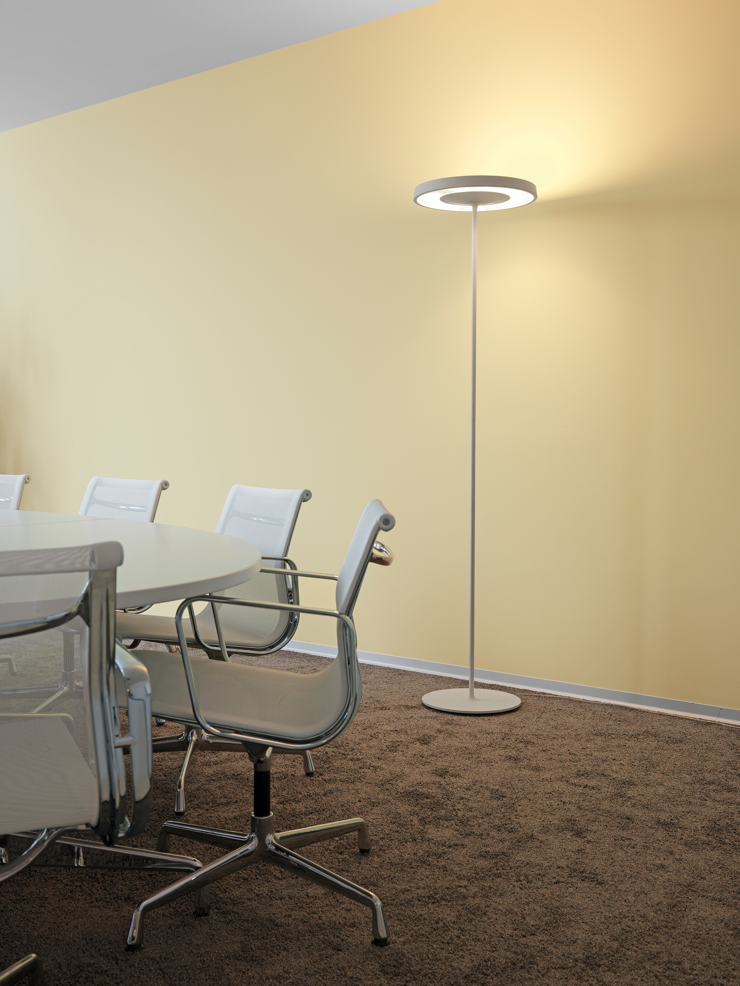 Belux Disk Stehleuchte: Moderne LED-Stehlampe in Schwarz für Büro und Wohnraum.