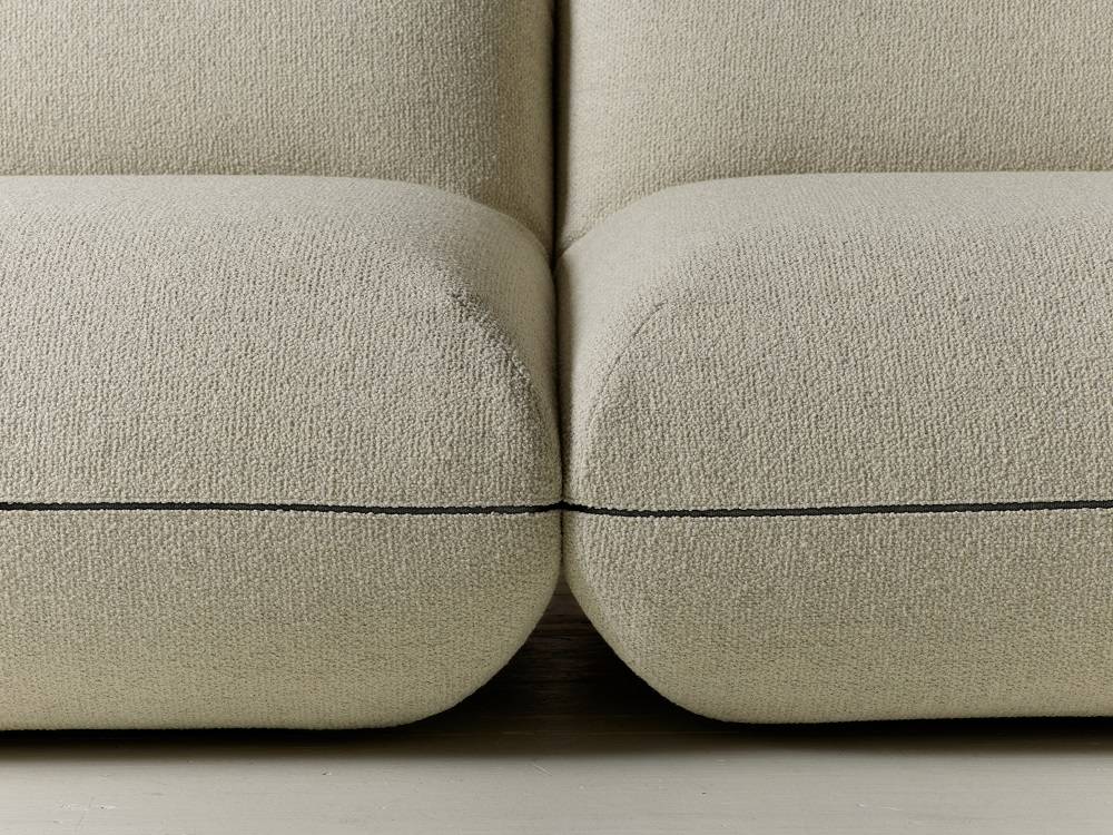 Detailaufnahme: Jalis21 Sofa in Hellgrau, modulare Polster, modernes Design, hochwertige Wohnzimmermöbel.