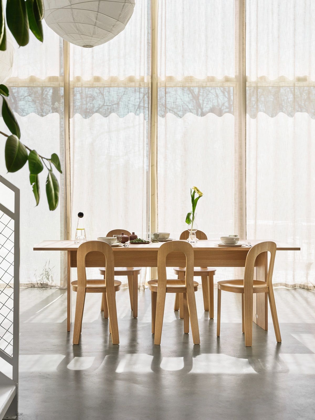 Esszimmer mit Esstisch und vier hellen Olivia Stühlen von Design House Stockholm.