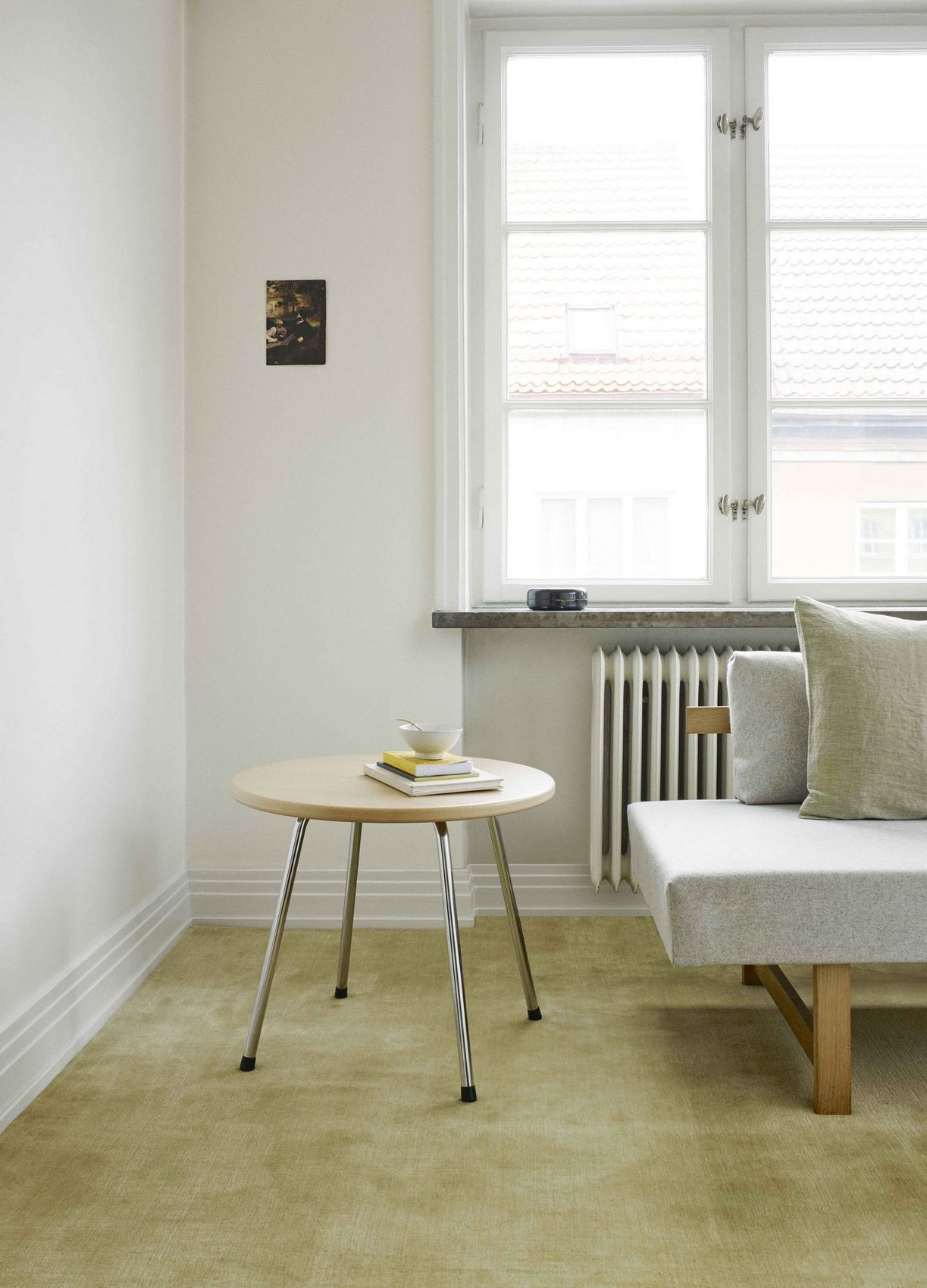 SE 330 Couchtisch von Wilde+Spieth: Runder Beistelltisch mit Chrombeinen in hellem Raum.