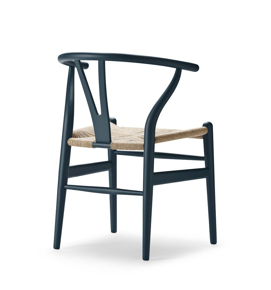Blauer CH24 Wishbone Chair Stuhl von Carl Hansen & Søn mit geflochtener Sitzfläche.