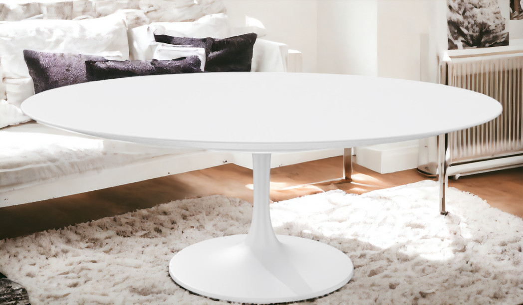 Weißer Saarinen oval Couchtisch H 39 cm von Knoll International im modernen Wohnzimmer. Design Couchtische.