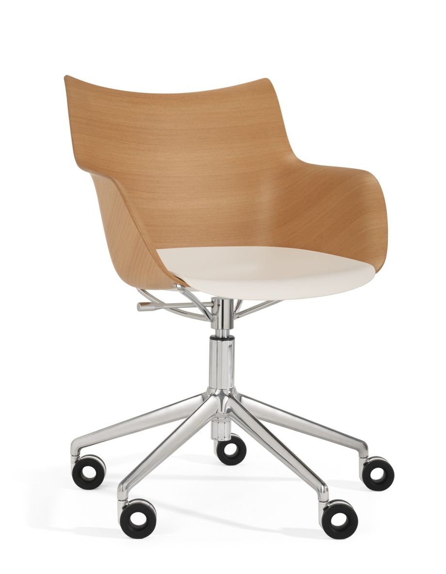 Q/Wood Drehstuhl von Kartell: Bürostuhl mit Holzschale, weißem Sitzpolster und Chromfuß mit Rollen.
