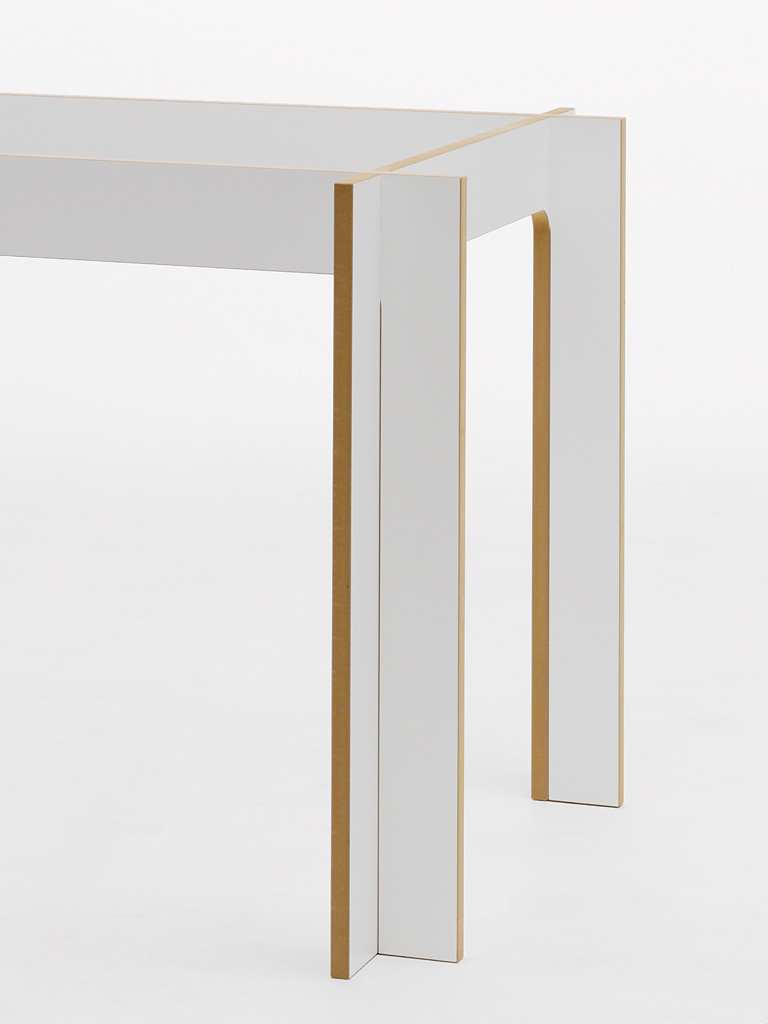 Detailaufnahme des kleinen Tojo Tisches: Moderner, weißer Beistelltisch mit minimalistischem Design und Holzdetails.