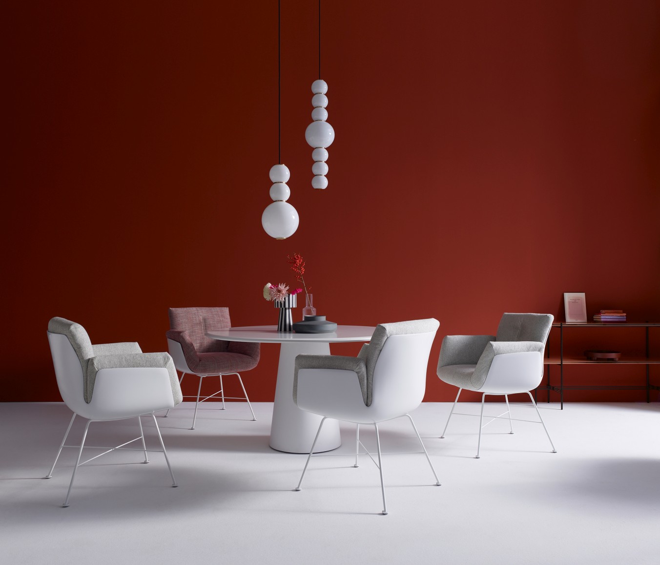 Alvo Armlehnstuhl mit Drahtgestell von Cor am Esstisch, modernes Möbeldesign.