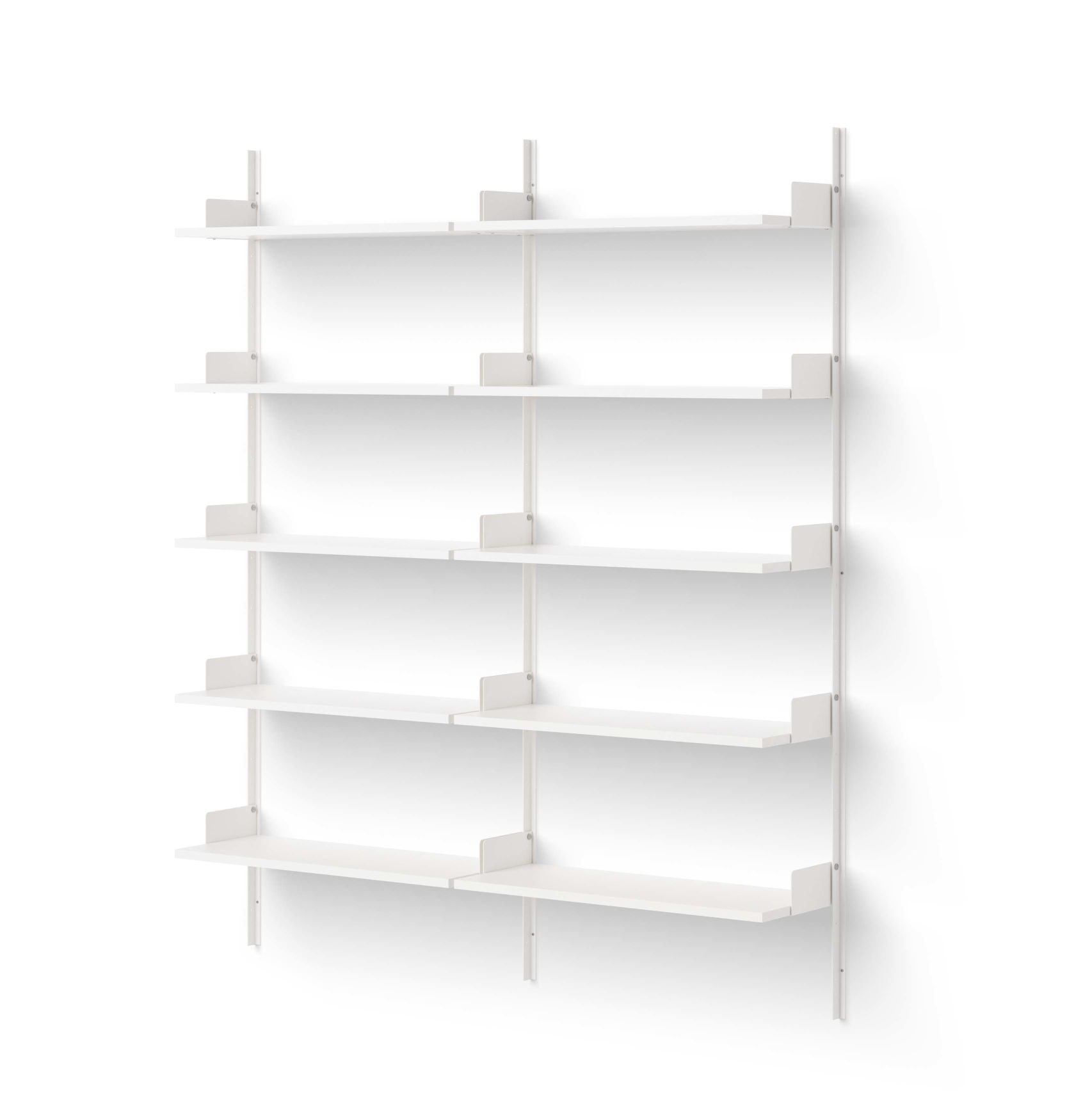 Weißes Library 1900 Wandregal von New Works, modernes Design für Bücher und Dekoration.