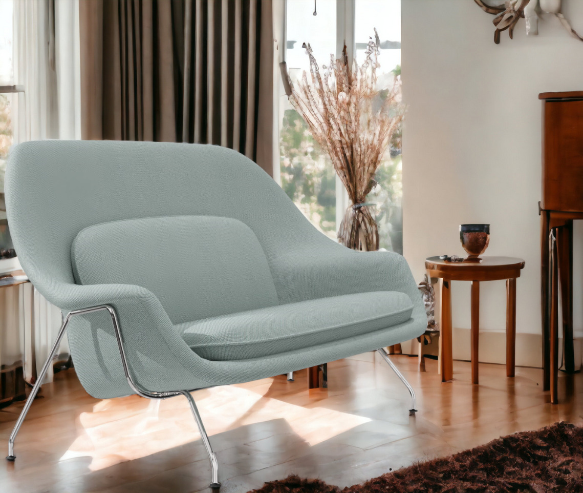 Helles Womb Sette Sofa von Knoll International mit Chromgestell im modernen Wohnzimmer.