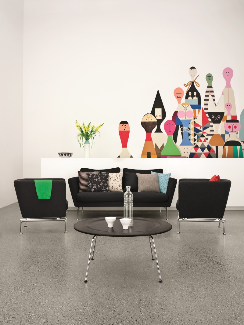 Schwarzer Suita Club Sessel von Vitra mit Sofa und Tisch in modernem Wohnzimmer.