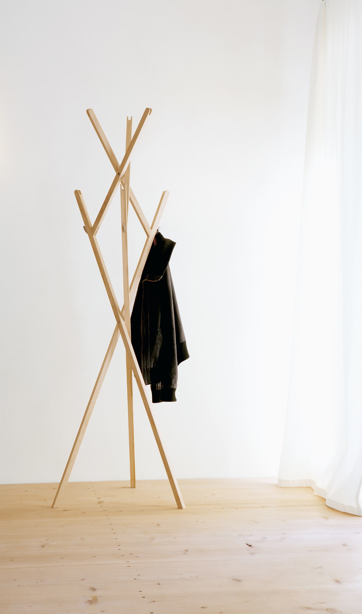 Heller Holz Garderobenständer "Hut ab" von Nils Holger Moormann mit Jacke. Design Garderobe.