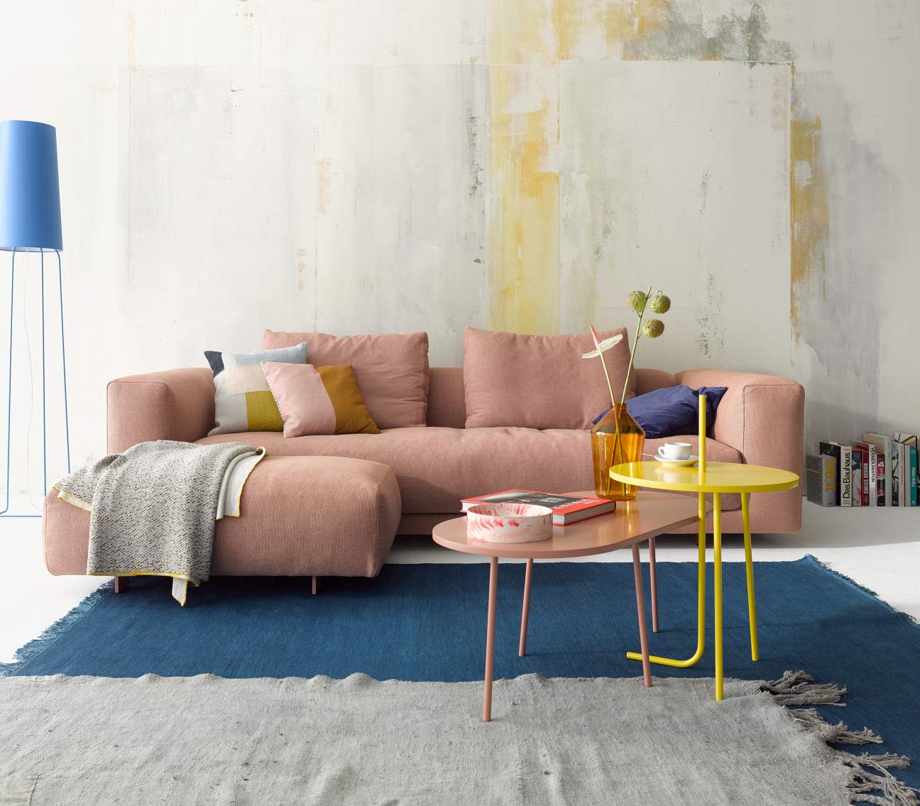 Rosa Moss Sofa von Cor mit Kissen und Decke in modernem Wohnzimmer Ambiente.