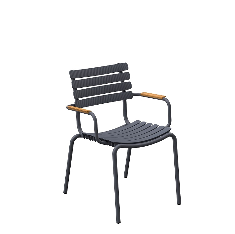 Grauer ReClips Outdoor Stuhl mit Bambus-Armlehnen von Houe, Gartenmöbel für Terrasse und Balkon.