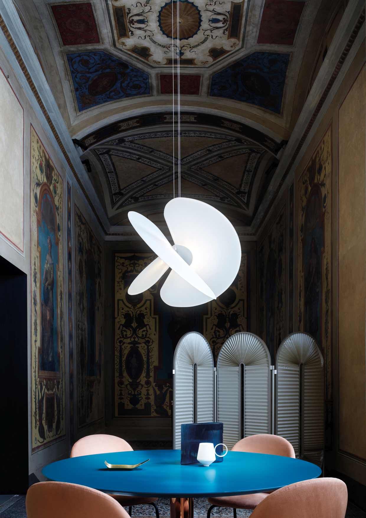 A06 2 Levante Pendelleuchte: Moderne Designerlampe mit schwebenden, weißen Elementen für stilvolle Beleuchtung.