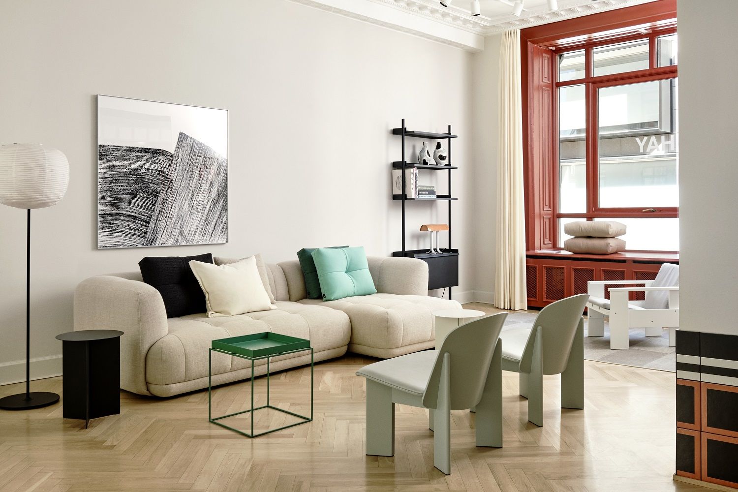 Heller Wohnraum mit Hay Chisel Lounge Chair Sessel, voll gepolstert und modernem Design.