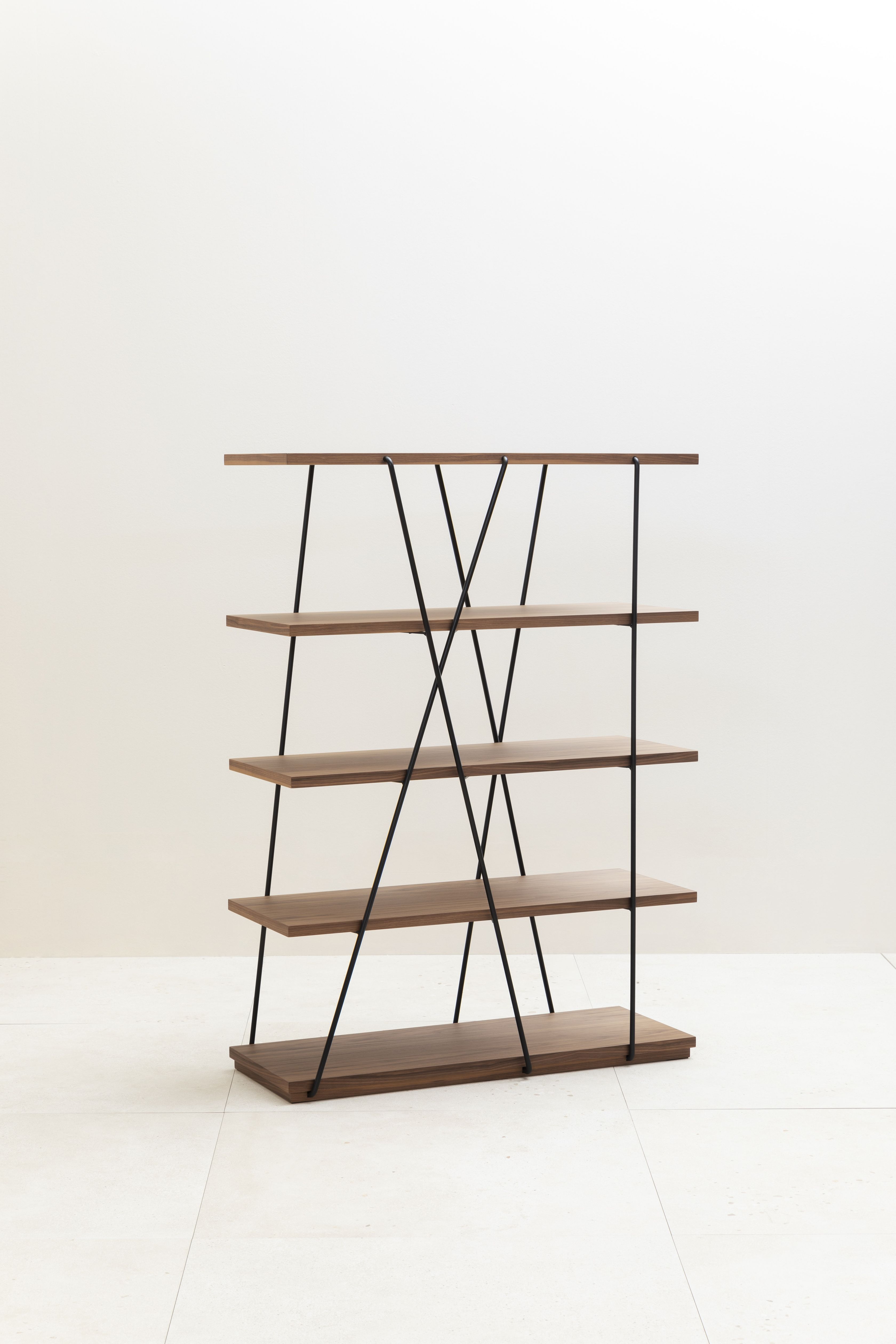 Matassa Regal, ein modernes Walnuss-Regal von Miniforms mit schwarzem Metallgestell und fünf Regalböden.