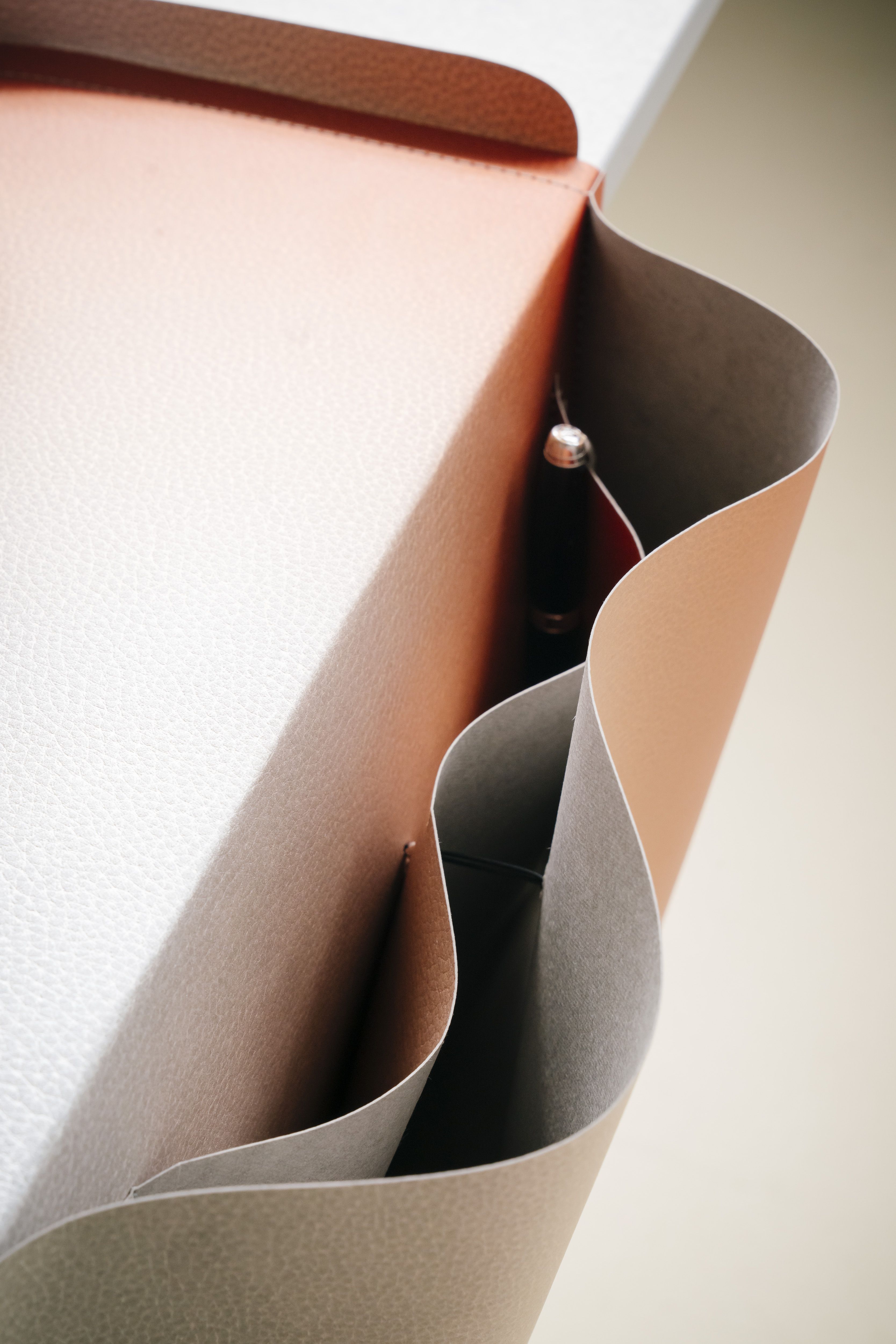 Detailaufnahme des Salto Papiermöbel / Organizer von Richard Lampert mit Stift. Büroorganisation und Design.