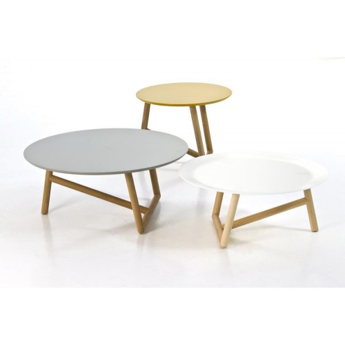Drei runde Beistelltische, darunter der Klara Tisch von Moroso, mit MDF-Platte und Holzbeinen.