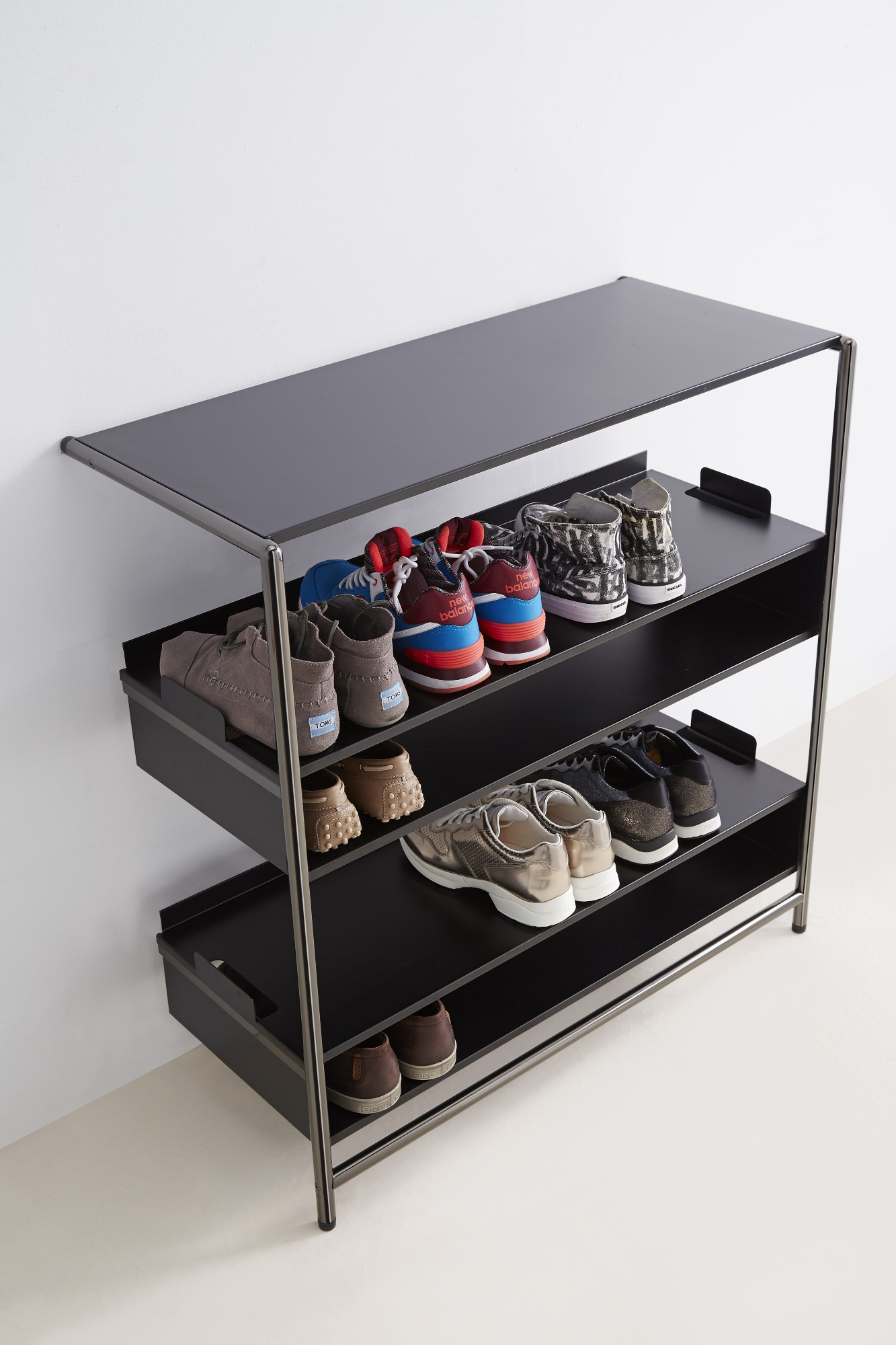 Schuhregal Mox mit Abdeckplatte in Weiß, Anlehnregal mit Schuhen auf drei Ebenen.