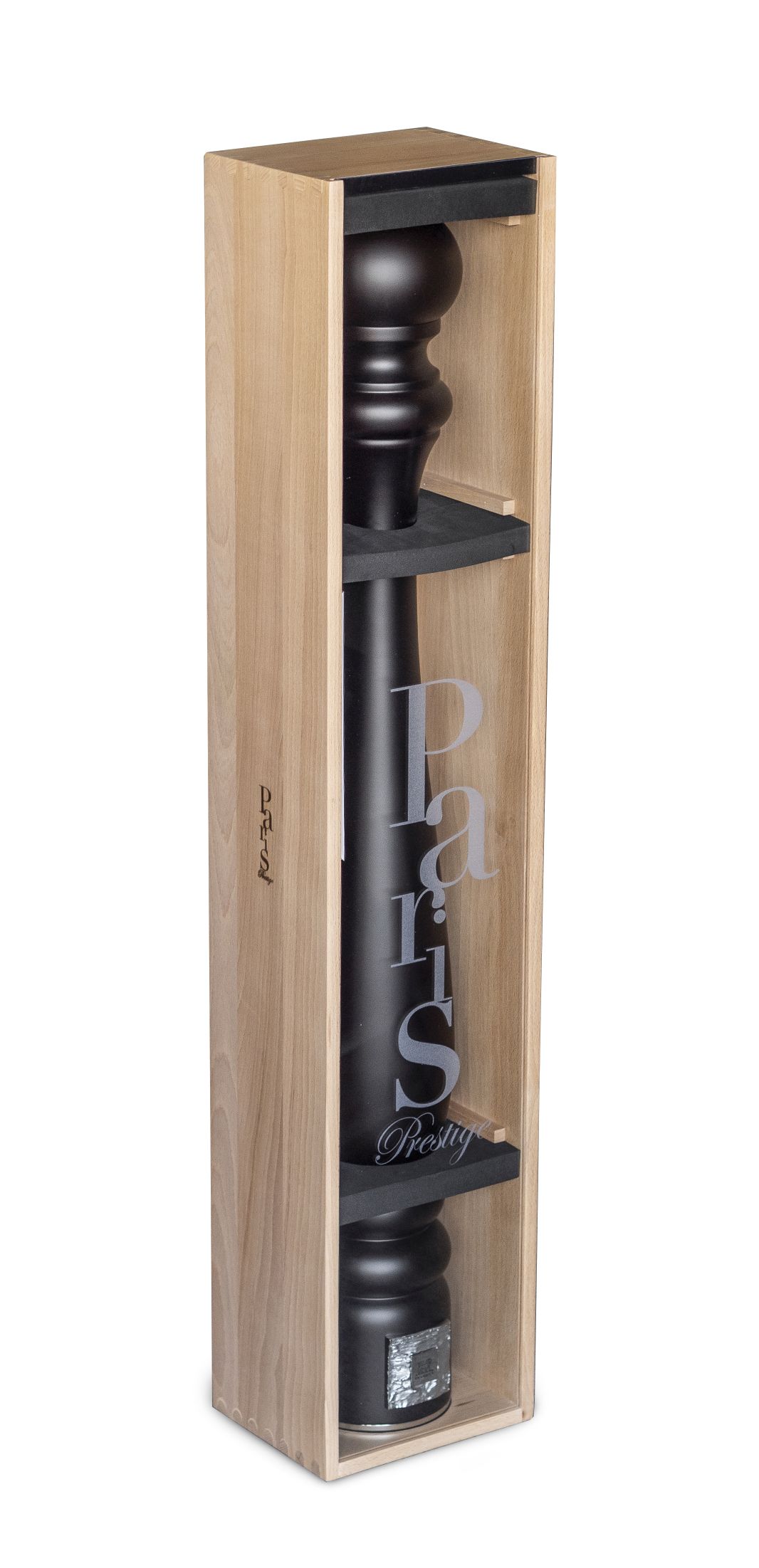 Schwarze Paris Prestige Pfeffermühle von Peugeot, 110 cm, in einer hellen Holzbox.