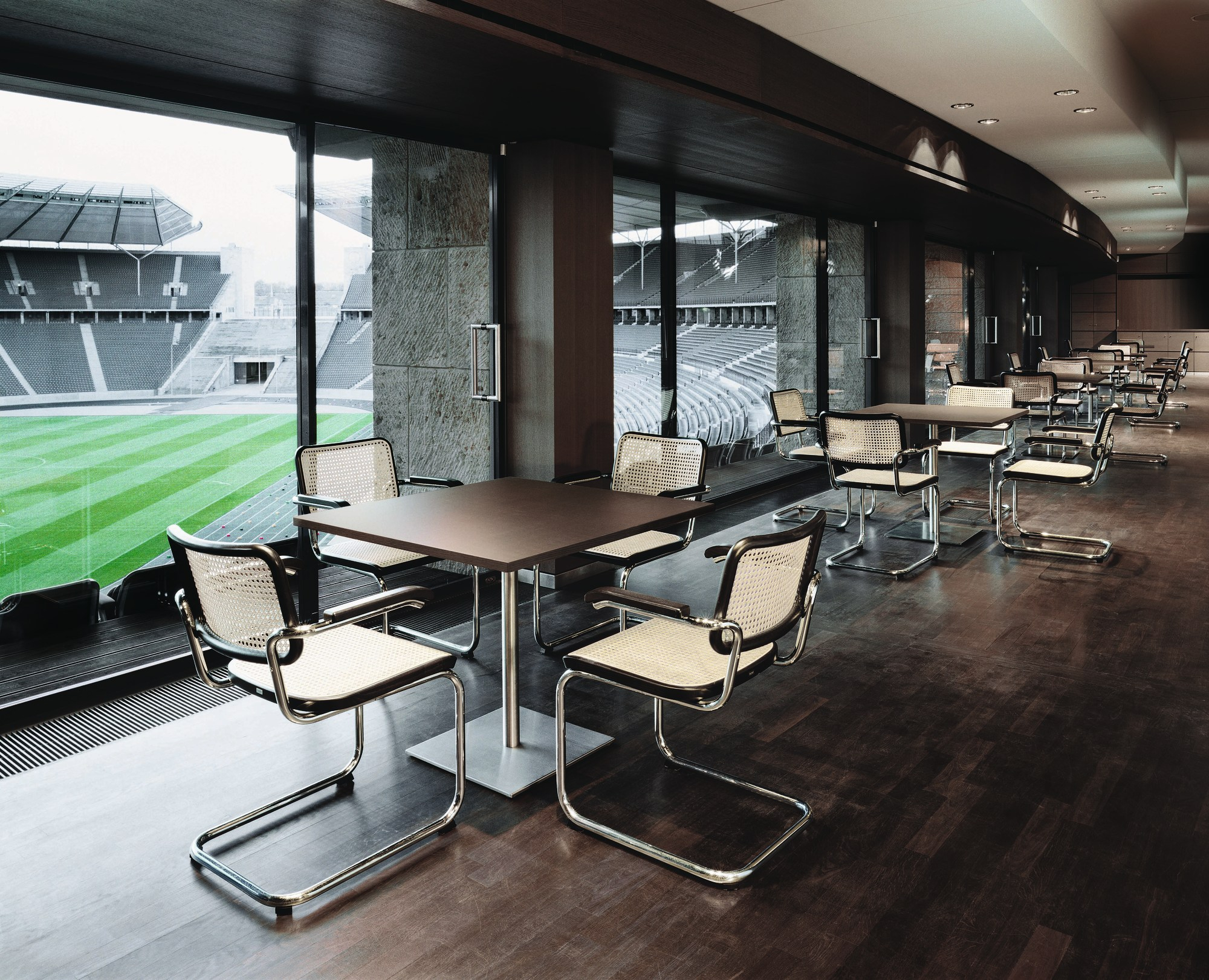 S 64 V Thonet Freischwinger Stuhl in Schwarz mit Chromgestell und Wiener Geflecht Sitzfläche.