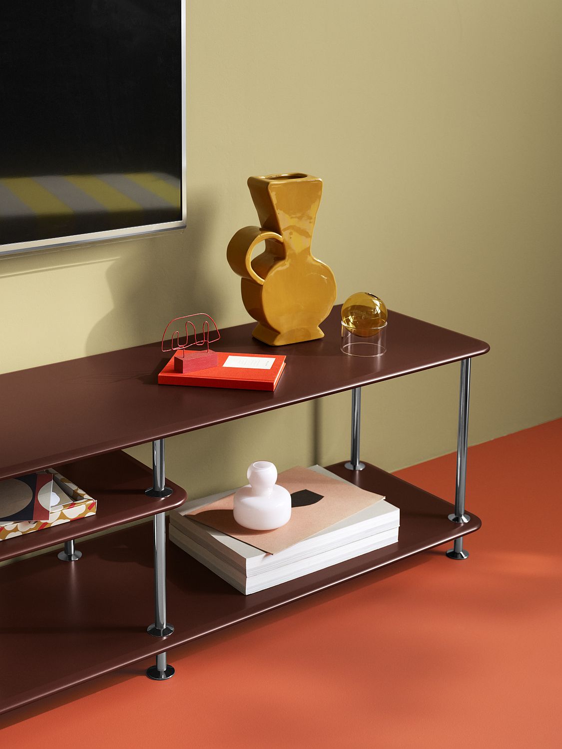 Braunes Montana Free Regal mit Deko-Objekten, ideal als TV-Möbel oder Sideboard. Modernes Design für Wohnzimmer.