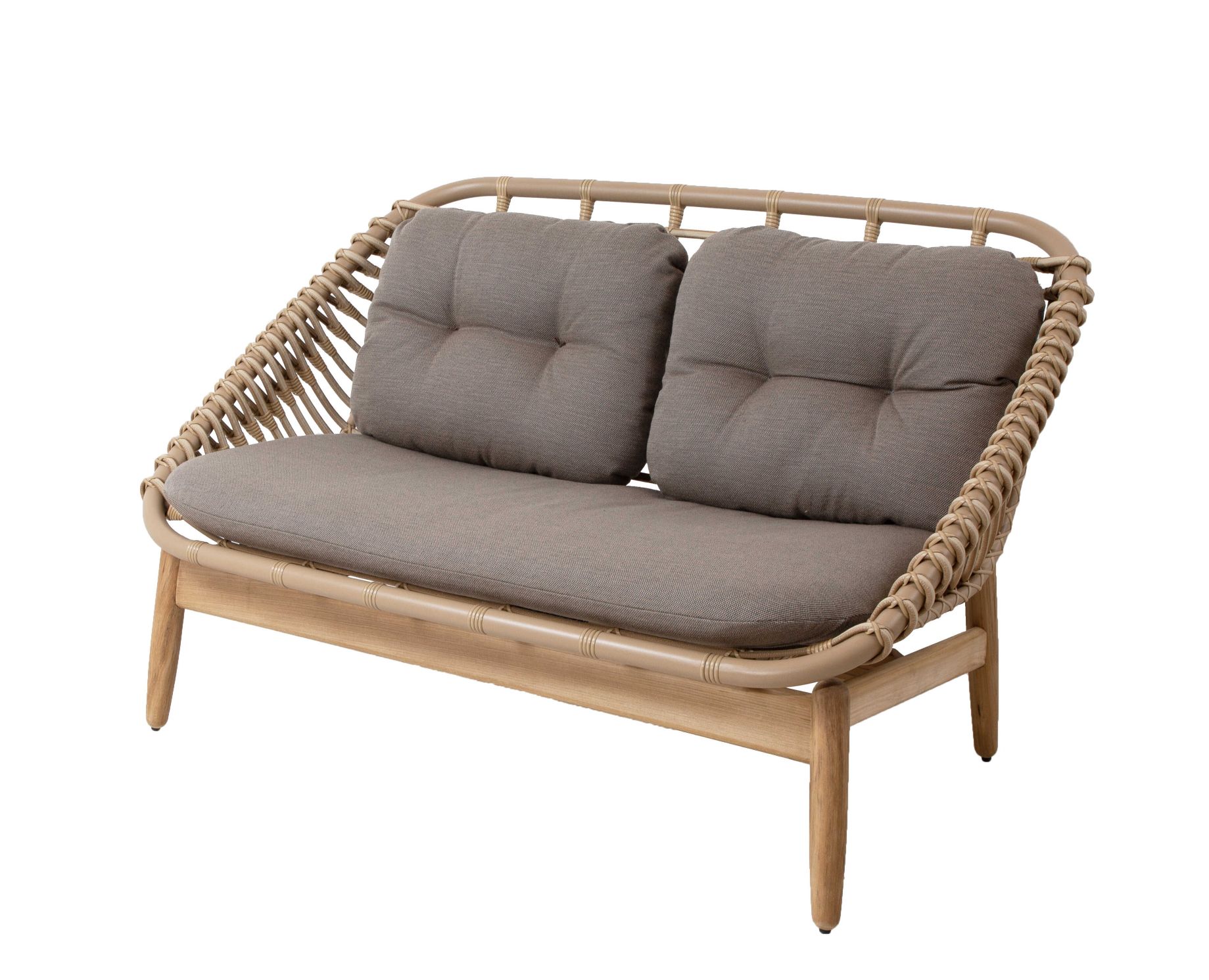 Strington Outdoor Sofa von Cane-Line mit Rattan-Geflecht und grauen Kissen für den Garten.