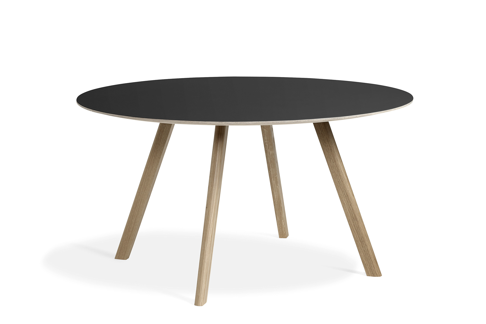Runder Copenhague Table CPH 25 Tisch von Hay mit schwarzer Tischplatte und Holzbeinen.