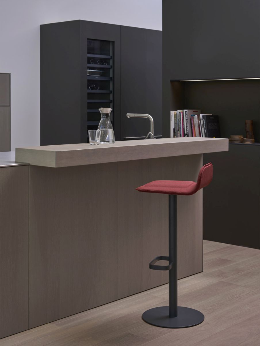 Anthrazitfarbener Barhocker mit weinrotem Sitzpolster von Moree, ideal für moderne Küchen.