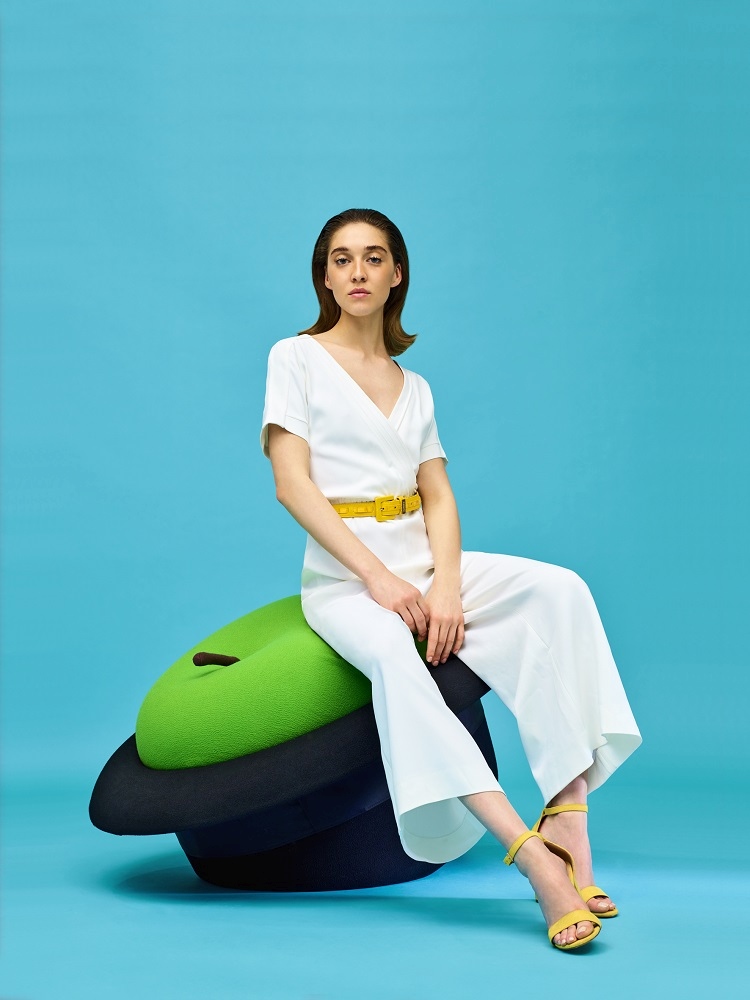 Frau sitzt auf dem grünen MagriTTA Sculpture-Armchair Pouf von Gufram, einem Design-Sitzmöbel.