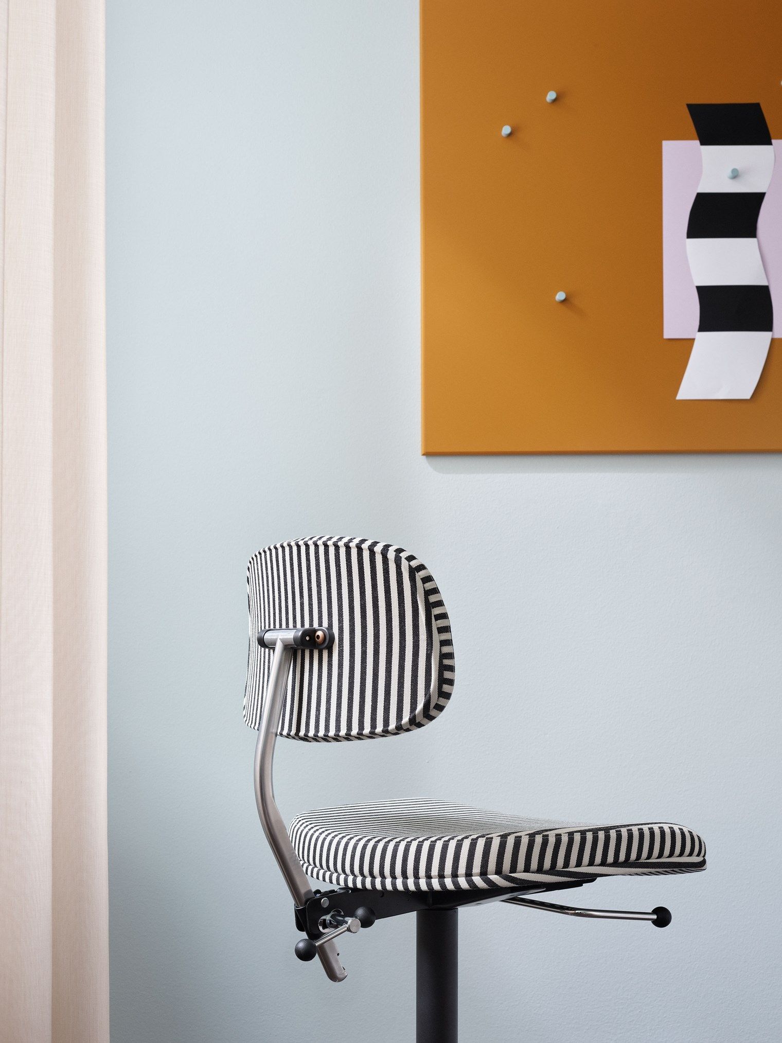 Kevi Bürostuhl 2534U Montana mit schwarz-weiß gestreiftem Bezug, ergonomisch und modern.