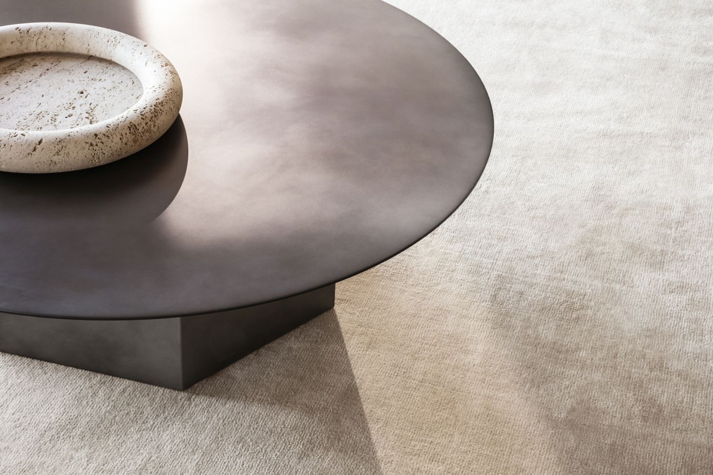 Detailaufnahme: Gubi Epic Coffee Table Couchtisch in Midnight Black Stahl mit Deko-Objekt.