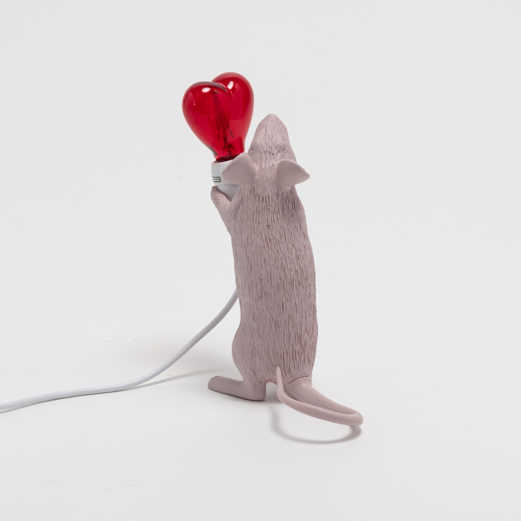 Seletti Mouse Lamp Step Love Edition: Graue Maus hält rote Herz-Glühbirne als Tischleuchte.