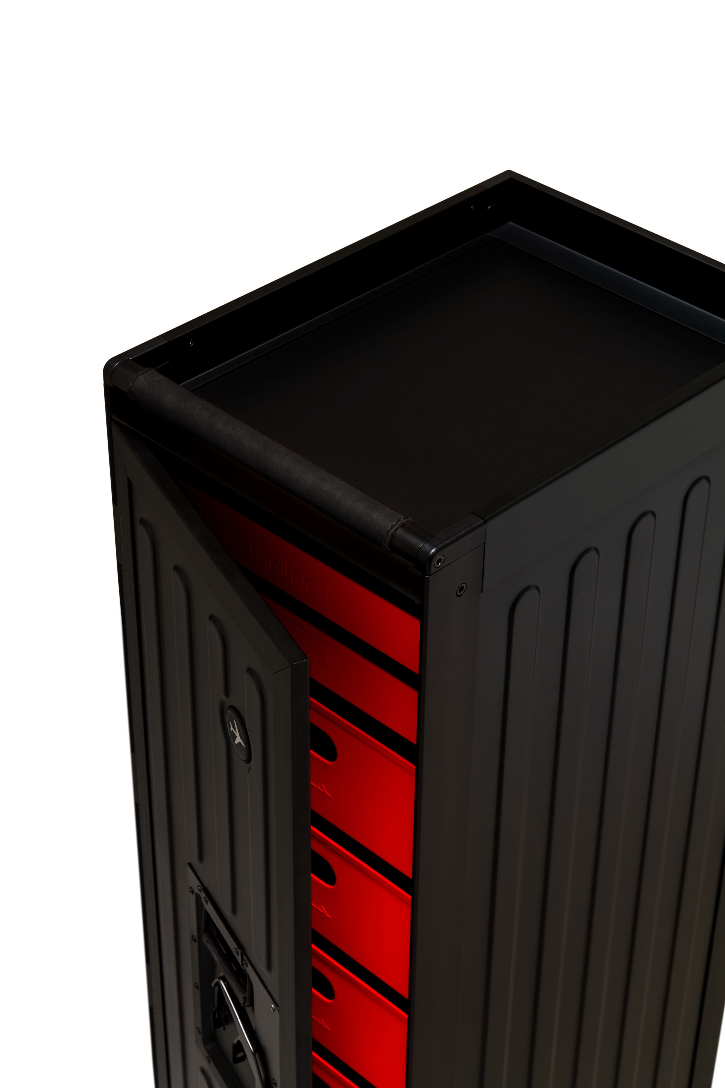 Voyager Flugzeugtrolley Neonblack mit geöffneter Tür und roter Innenausstattung, ideal als Bordbar oder Stauraummöbel.