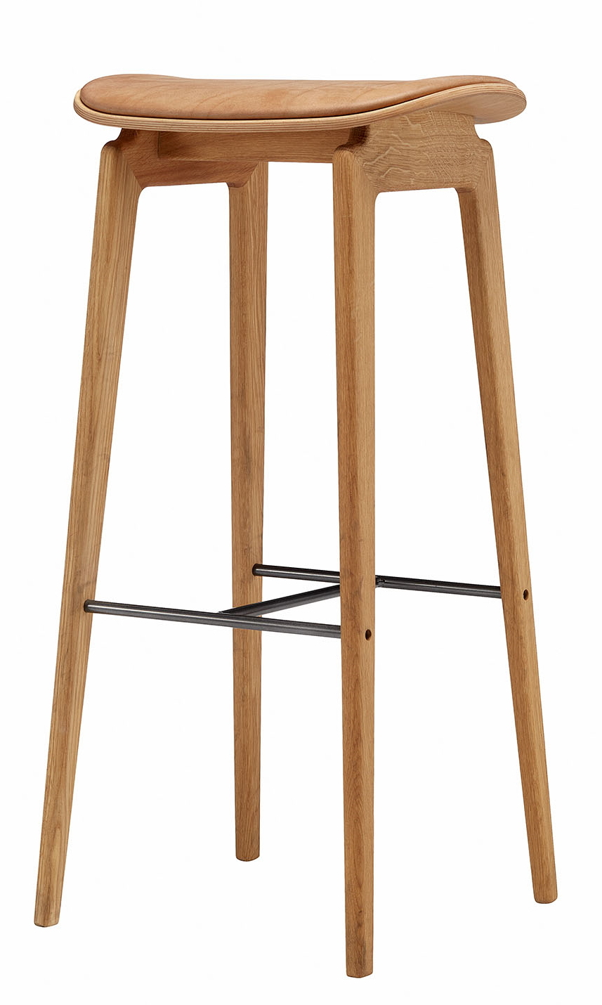 NY11 Barhocker aus Eiche natur mit Kamelleder-Sitzfläche, ein hochwertiger Hocker für Küche und Bar.