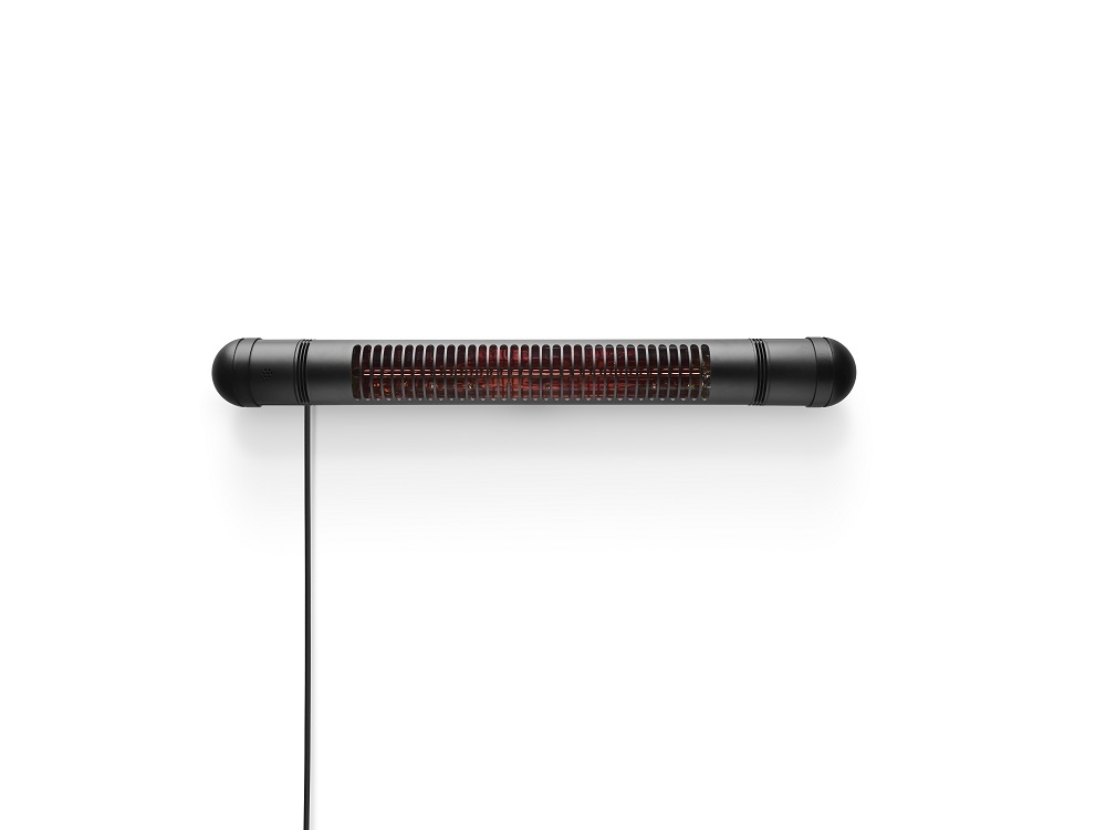 Schwarzer Eva Solo Wand-Terrassenwärmer HeatUp Wall an weißer Wand mit sichtbarem Kabel.