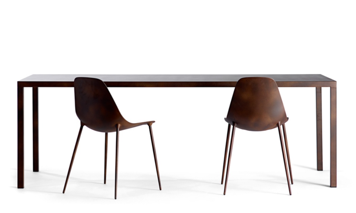 ILtavolo Tisch von Opinion Ciatti mit zwei Stühlen in braun vor weißem Hintergrund.