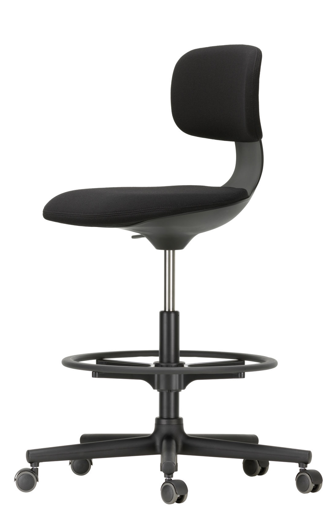 Schwarzer Vitra Rookie High Bürostuhl mit Fußstütze und Rollen vor weißem Hintergrund.