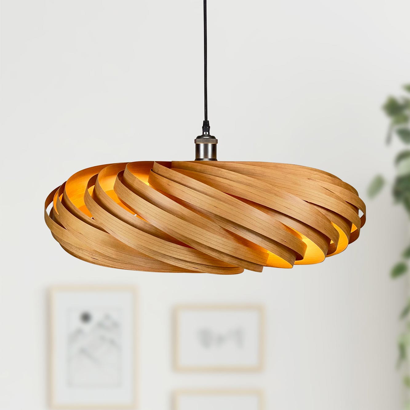 Veneria Hängeleuchte aus Kirschbaumholz, moderne Pendelleuchte mit spiralförmigem Design für stilvolle Innenraumbeleuchtung.