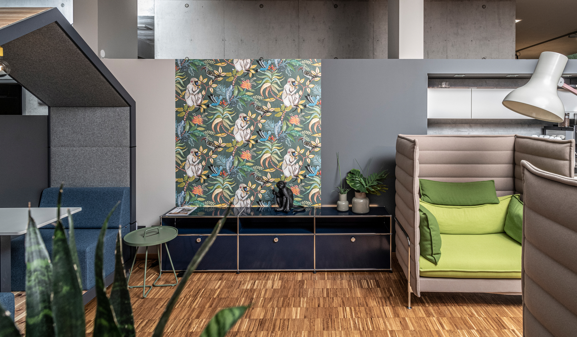 Innenraum mit Seletti Affenlampe, schwarze Tischleuchte, die auf einem Sideboard sitzt.