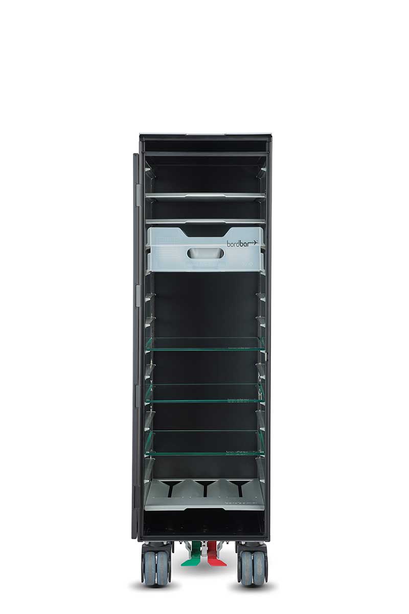 Kaffee Equipment Bordbar: Innenansicht mit Regalen und Zubehör für die Kaffeezubereitung.