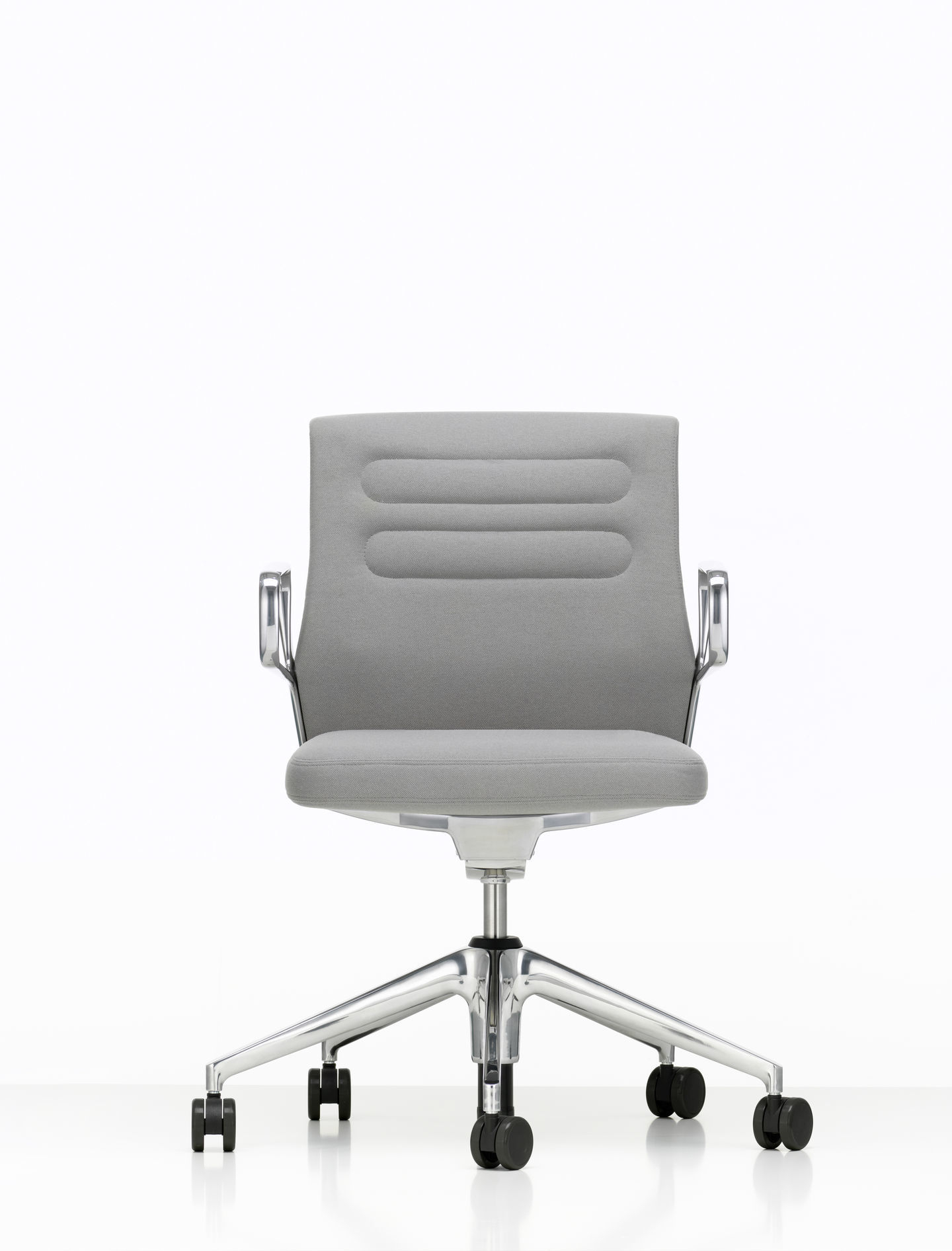 Grauer AC5 Studio Bürostuhl von Vitra mit Chromgestell und Rollen, Frontansicht. Ergonomischer Drehstuhl für Büro und Homeoffice.