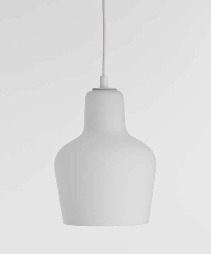 Weiße A440 Pendelleuchte von Artek mit sanftem Lichtschein, moderne Hängelampe für Wohnraum und Büro.