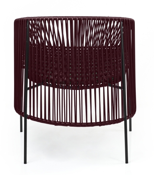 Caribe Chic Lounge Chair: Roter Outdoor Loungesessel mit schwarzem Metallgestell für Garten und Terrasse.