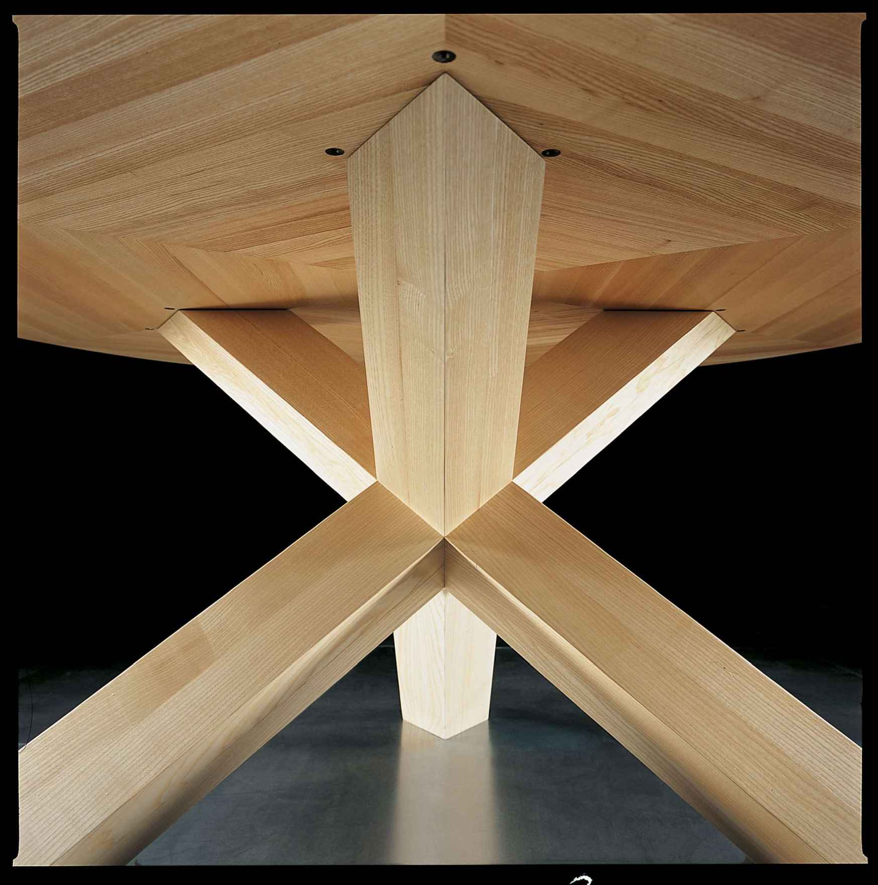 Detailaufnahme des Cassina La Rotonda Esstischs: Holzstruktur und filigranes Design des runden Tisches.