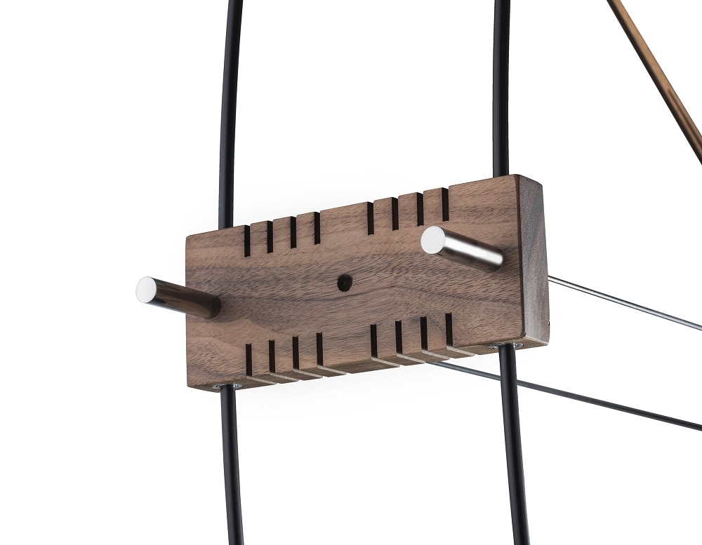 Detailaufnahme der Delmori Clock Wanduhr von Nomon, Holz und Metall, modernes Design.