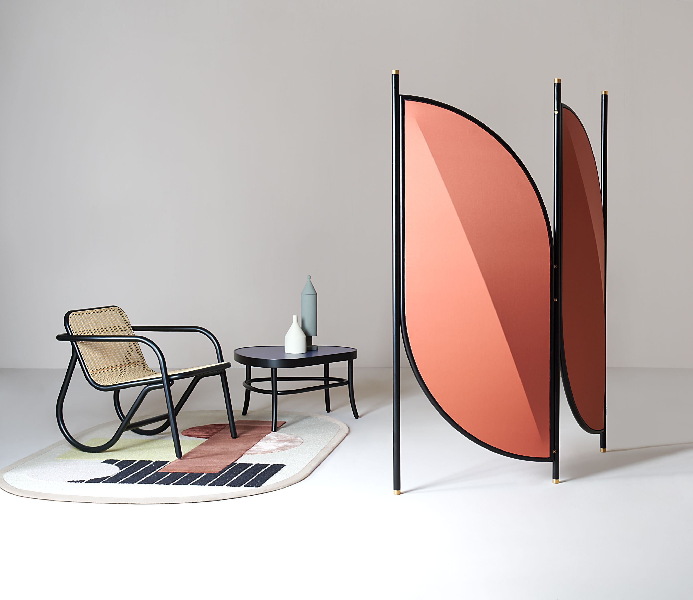 Feng Paravent von Wiener GTV Design: Raumteiler mit farbigen Paneelen und schwarzem Rahmen im Interieur.