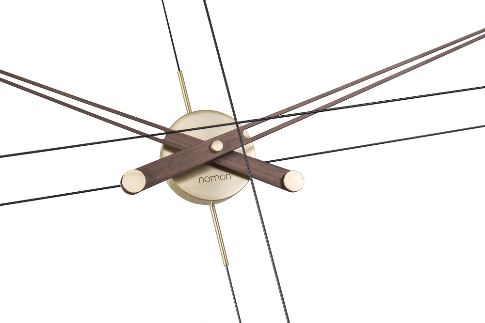 Detailaufnahme der Delmori Clock Wanduhr von Nomon in Schwarz und Walnuss. Design Wanduhr.