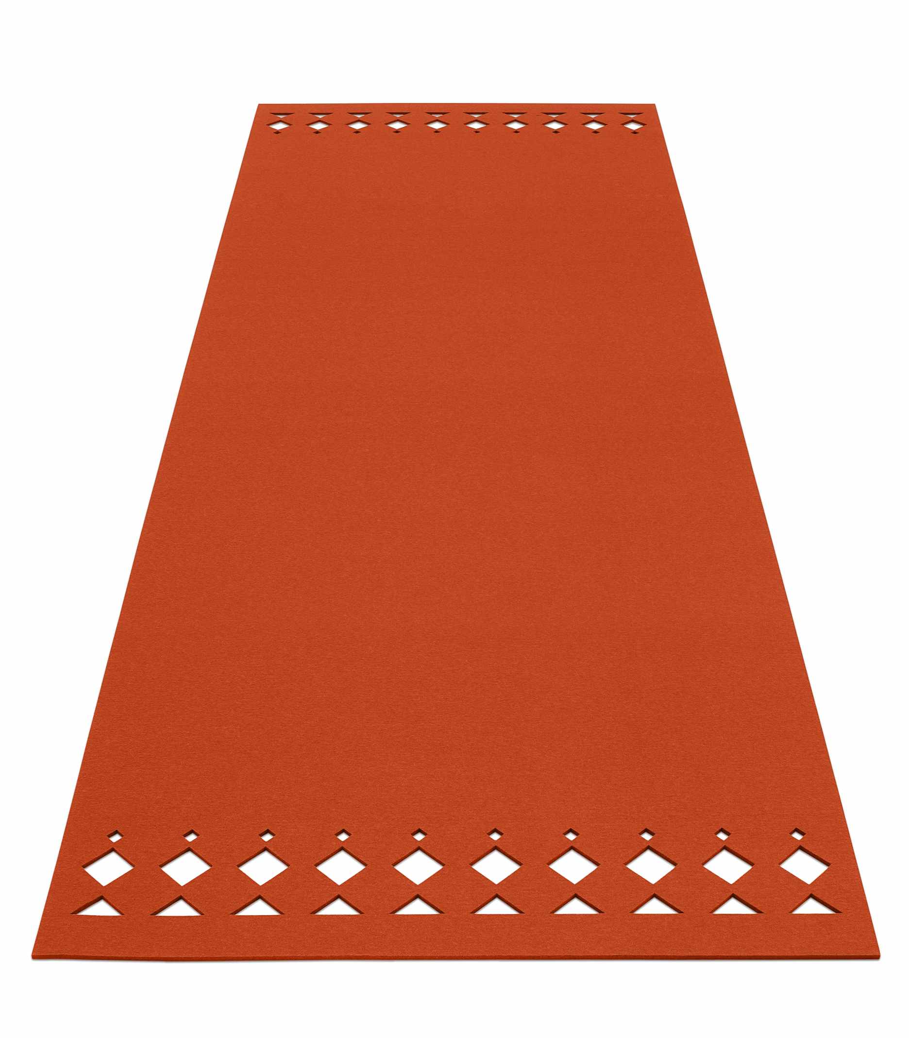 Mango farbener Hey Sign Teppich Rana aus Filz mit dekorativem Rautenmuster an den Enden.